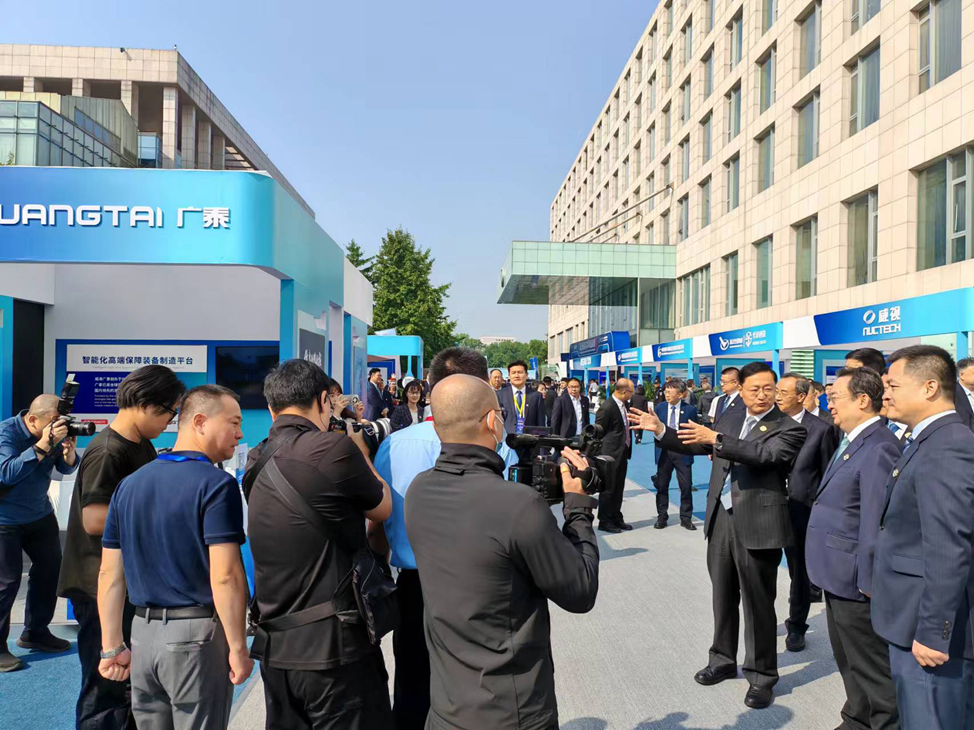 北京市常務(wù)副市長，民航局副局長胡振江，首都機場集團董事長王長益，首都機場集團總經(jīng)理劉春晨,國航副總裁閆飛,首都機場集團副總閻欣3.jpg